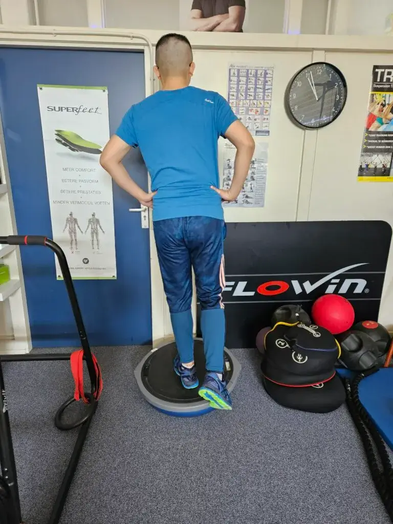 Balansoefening tijdens personal training voor ouderen in Amsterdam-West
