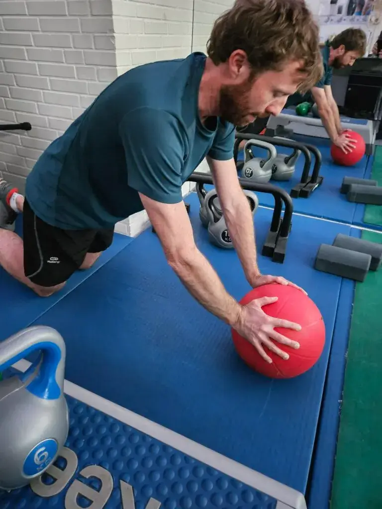 Training met een medicijnbal in de trainingsruimte